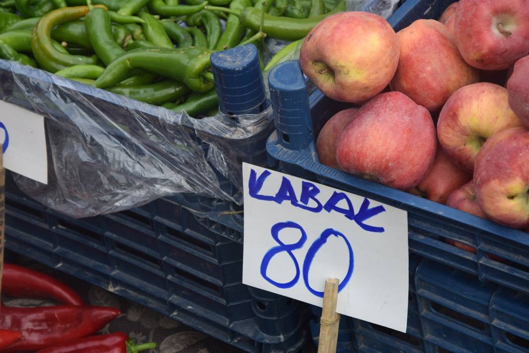 Konya pazarında fiyatlar uçuşa geçti: Sebze ve meyve cep yakıyor! 10
