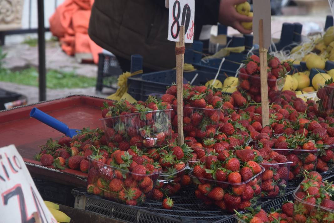 Konya pazarında fiyatlar uçuşa geçti: Sebze ve meyve cep yakıyor! 4