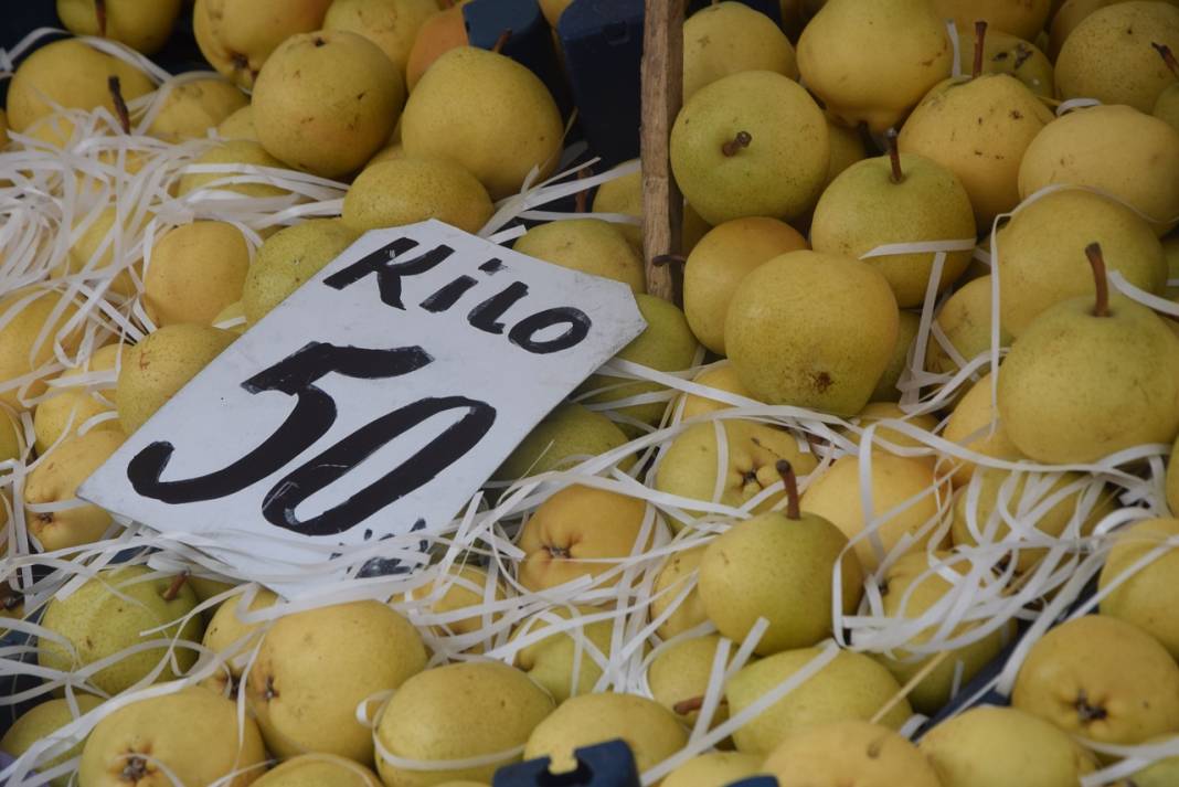 Konya pazarında fiyatlar uçuşa geçti: Sebze ve meyve cep yakıyor! 5