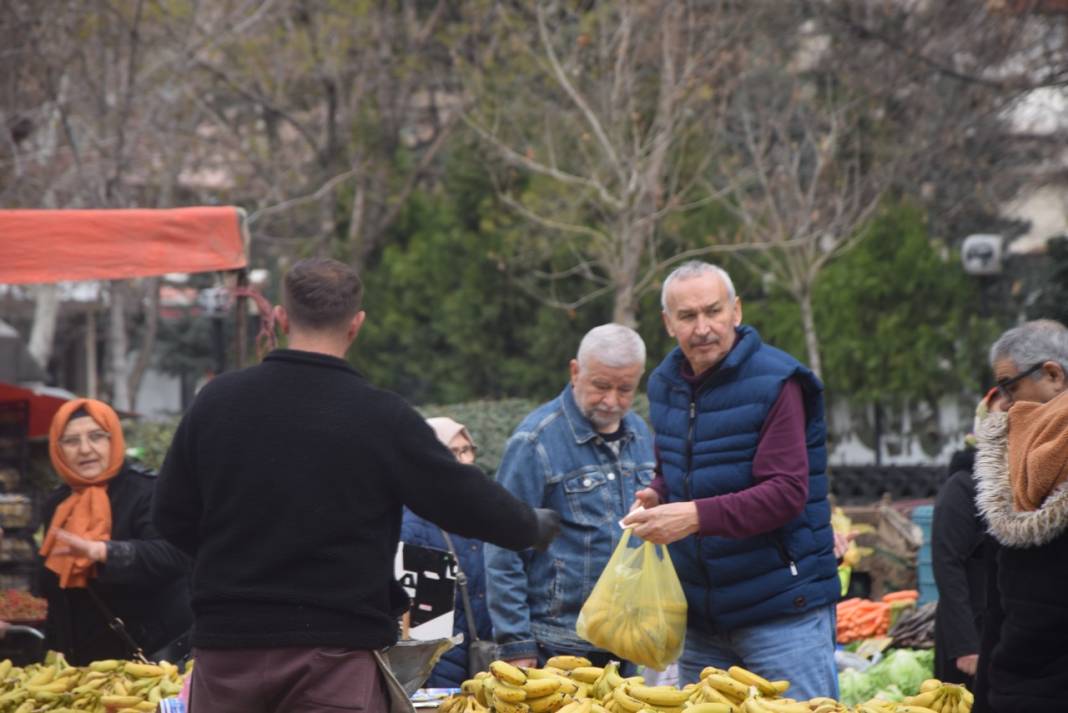 Konya pazarında fiyatlar uçuşa geçti: Sebze ve meyve cep yakıyor! 1