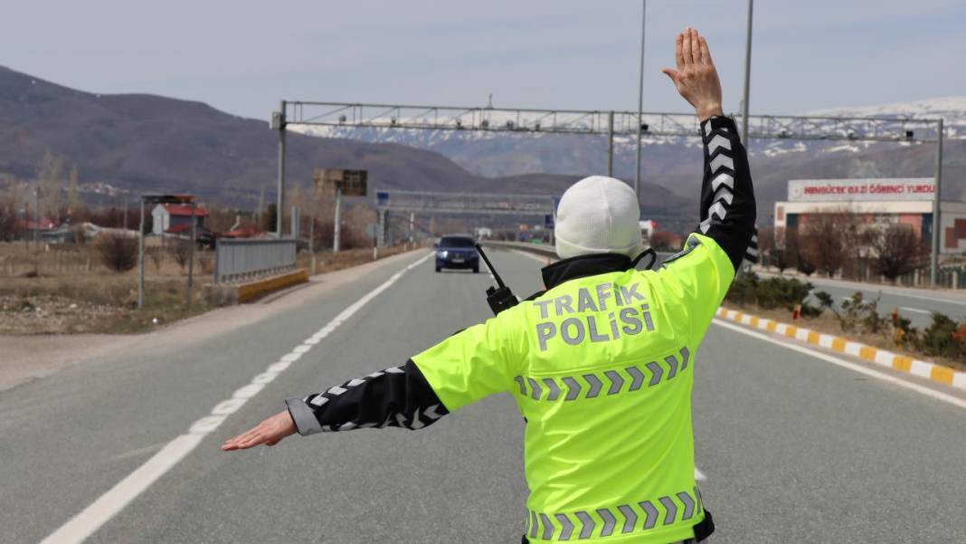 Karayolları trafik kanunu’nda şok değişiklik! Hız sınırını aşanlara yüksek cezalar geliyor... 5