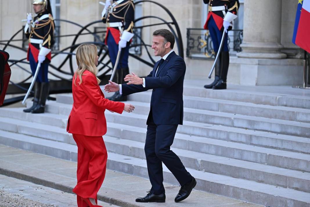 Macron'dan Giorgia Meloni'ye aşırı sıcak karşılama! 2