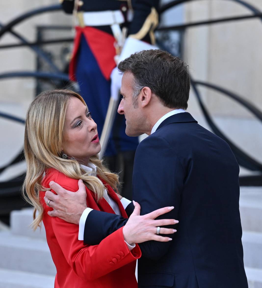 Macron'dan Giorgia Meloni'ye aşırı sıcak karşılama! 1