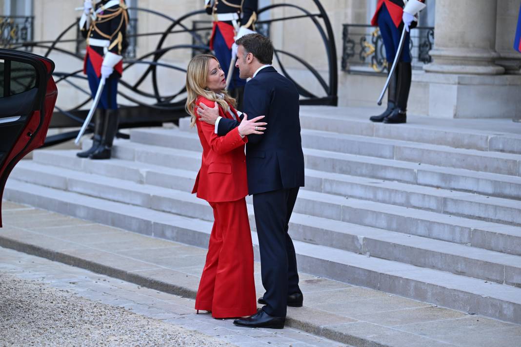 Macron'dan Giorgia Meloni'ye aşırı sıcak karşılama! 3