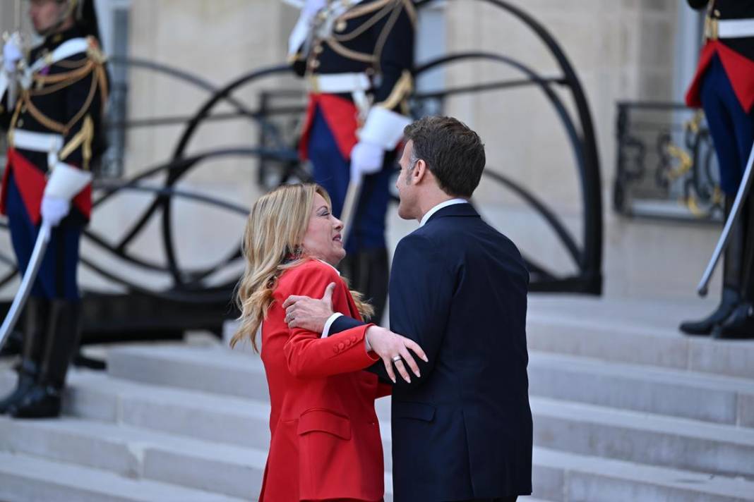 Macron'dan Giorgia Meloni'ye aşırı sıcak karşılama! 4