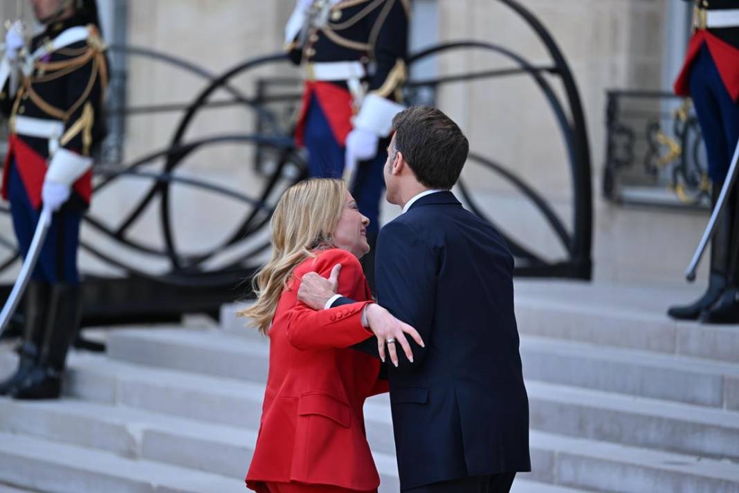 Macron'dan Giorgia Meloni'ye aşırı sıcak karşılama! 5