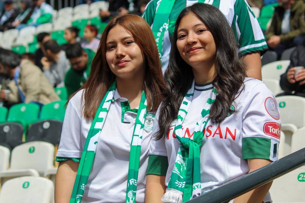 Konyaspor-Fatih Karagümrük maçında taraftarlardan özel kareler... 14