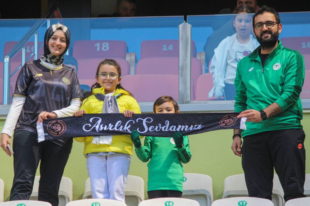 Konyaspor-Fatih Karagümrük maçında taraftarlardan özel kareler... 13