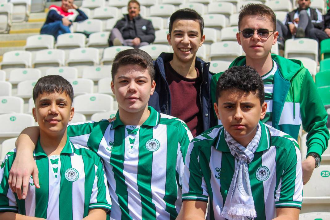 Konyaspor-Fatih Karagümrük maçında taraftarlardan özel kareler... 12