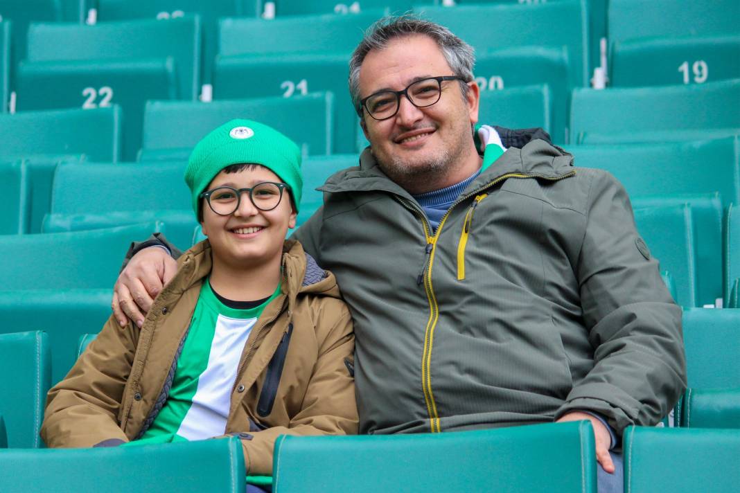 Konyaspor-Fatih Karagümrük maçında taraftarlardan özel kareler... 11