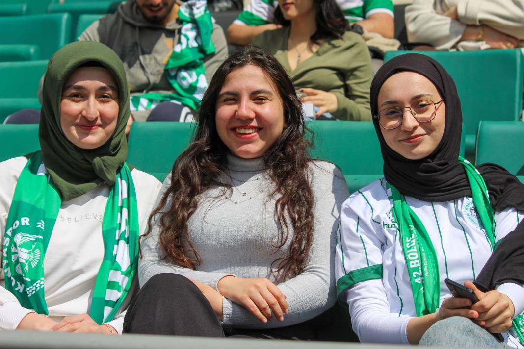 Konyaspor-Fatih Karagümrük maçında taraftarlardan özel kareler... 10