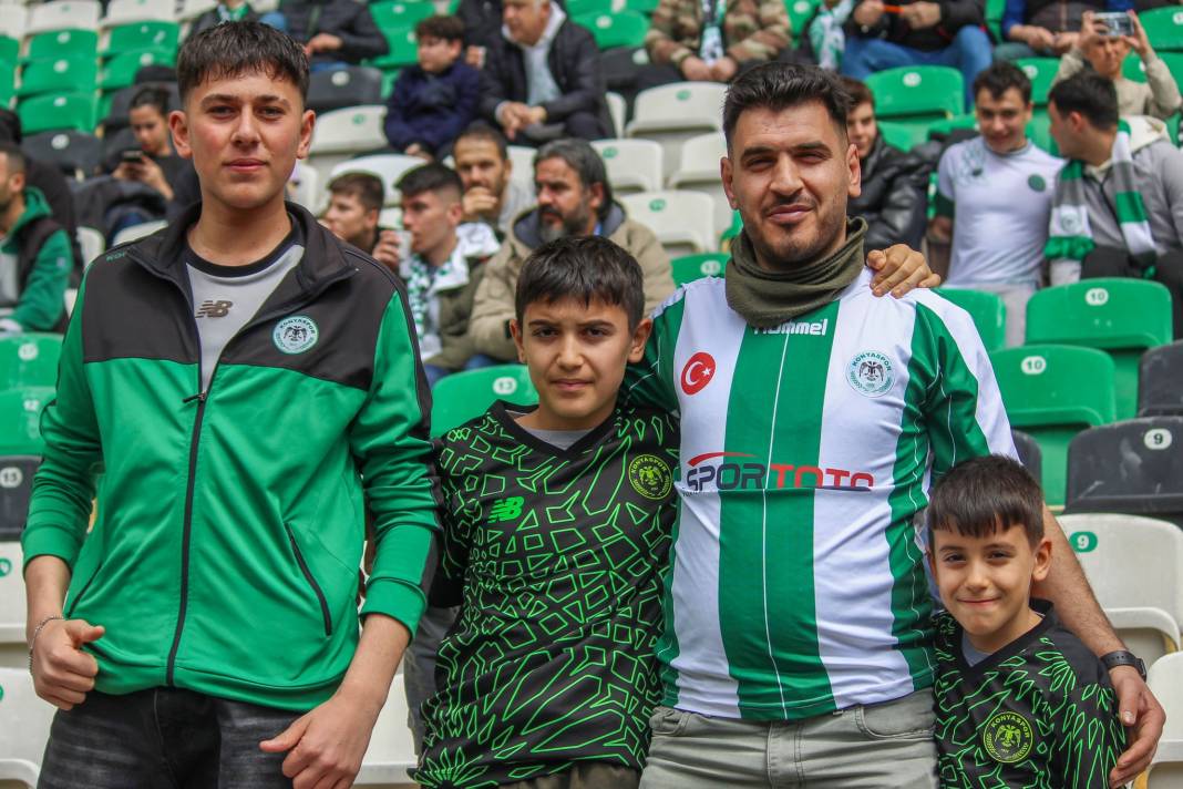 Konyaspor-Fatih Karagümrük maçında taraftarlardan özel kareler... 9