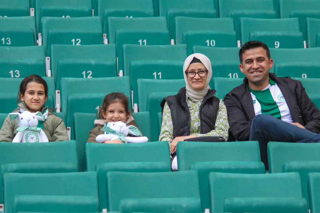 Konyaspor-Fatih Karagümrük maçında taraftarlardan özel kareler... 8
