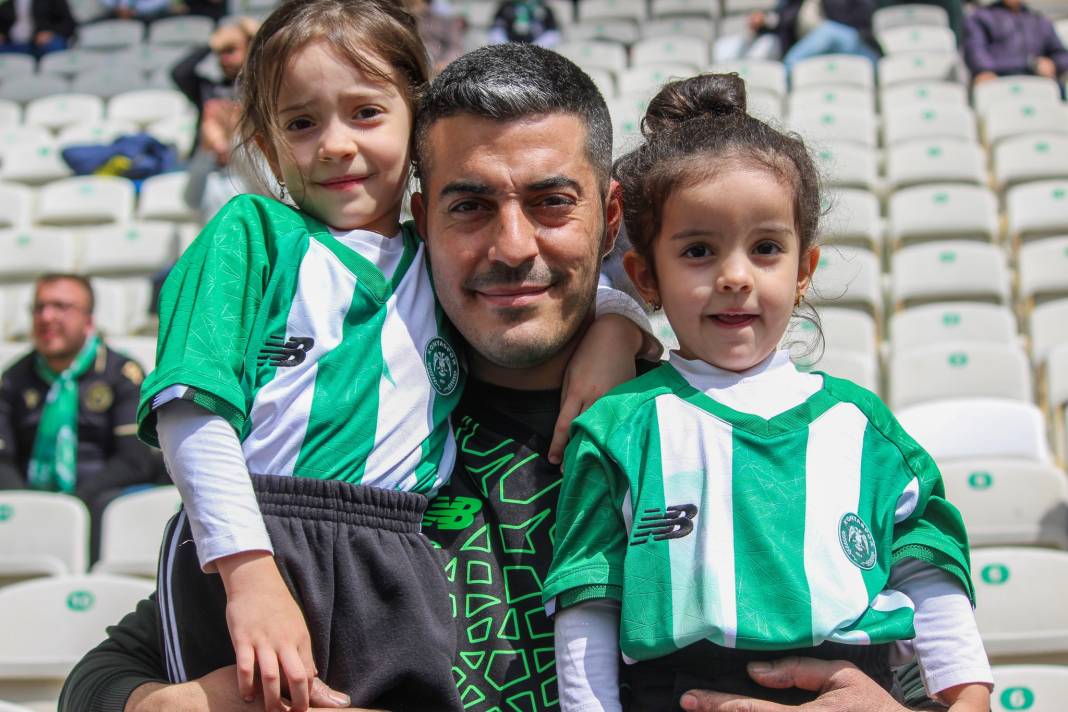 Konyaspor-Fatih Karagümrük maçında taraftarlardan özel kareler... 7