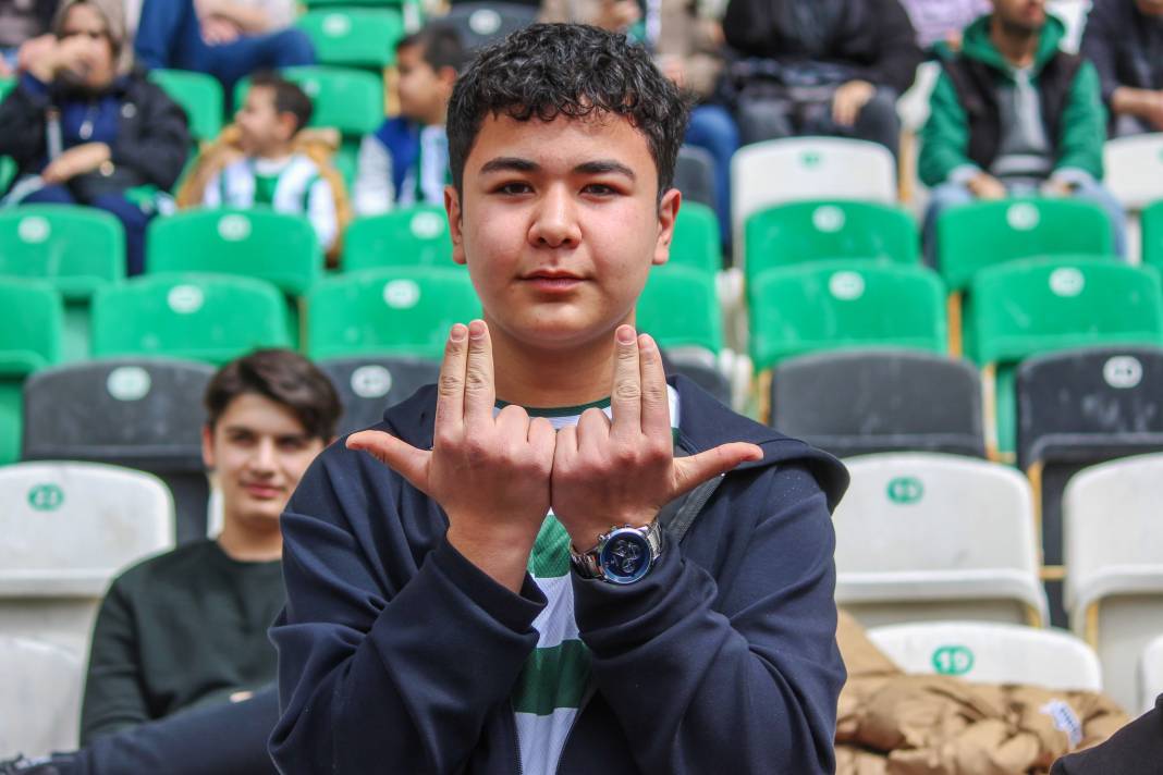 Konyaspor-Fatih Karagümrük maçında taraftarlardan özel kareler... 6