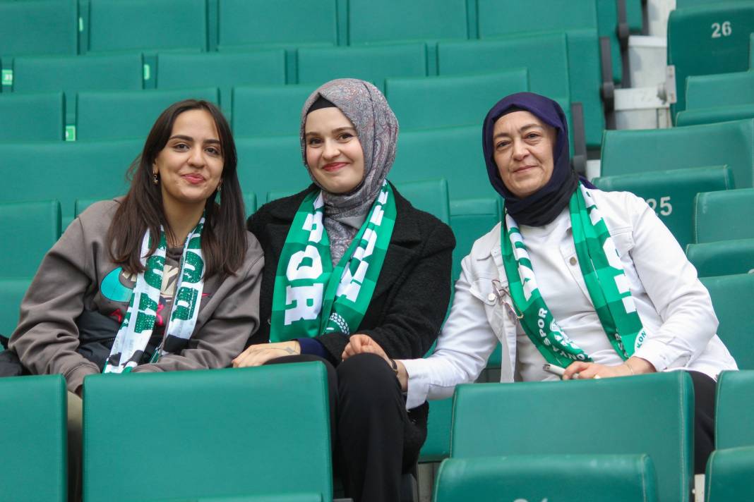 Konyaspor-Fatih Karagümrük maçında taraftarlardan özel kareler... 5