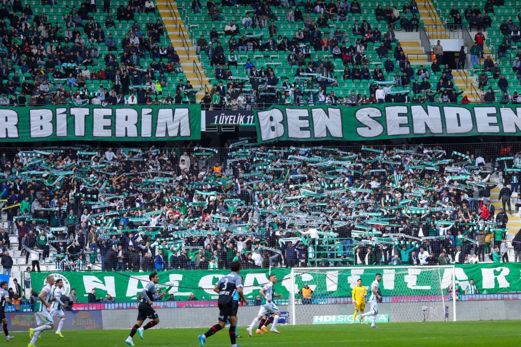Konyaspor-Fatih Karagümrük maçında taraftarlardan özel kareler... 4