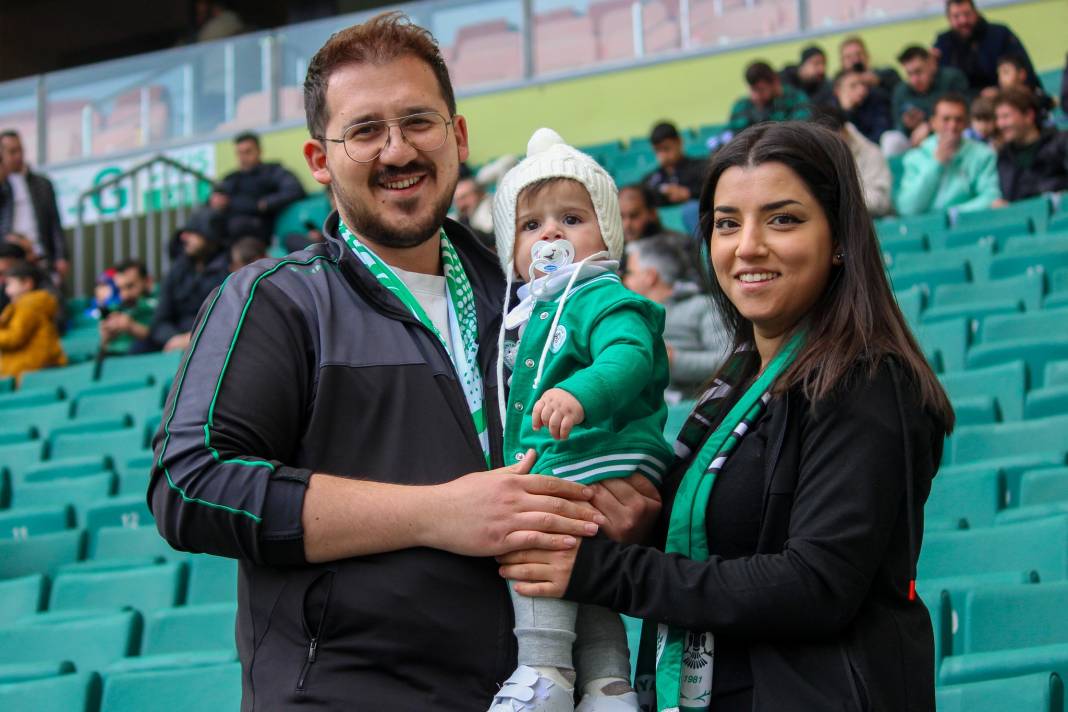 Konyaspor-Fatih Karagümrük maçında taraftarlardan özel kareler... 3