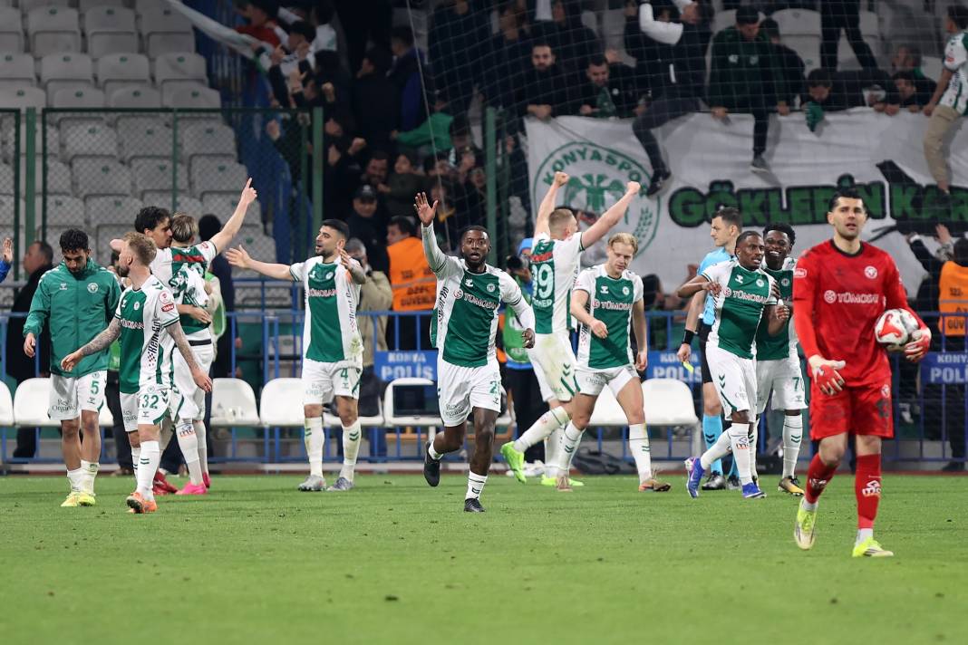 Konyaspor-Fenerbahçe maçından 'özel' kareler... 5