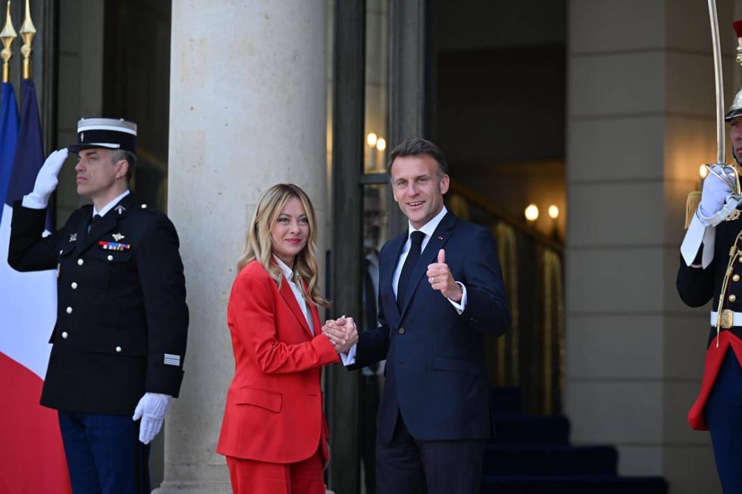 Macron'dan Giorgia Meloni'ye aşırı sıcak karşılama! 7