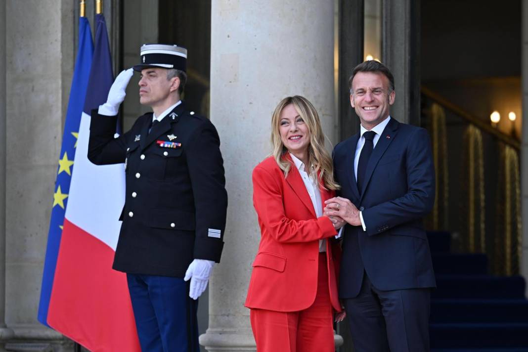 Macron'dan Giorgia Meloni'ye aşırı sıcak karşılama! 9