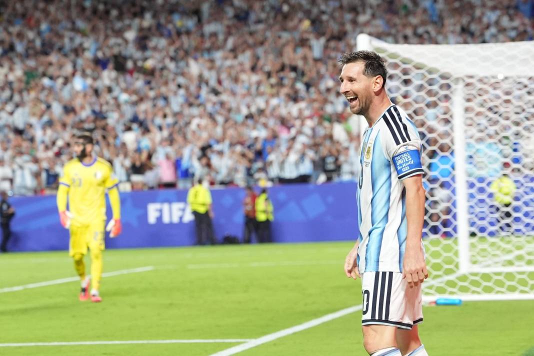 Messi Arjantin'de süper başladı, Cezayir'e gol oldu yağdı 8