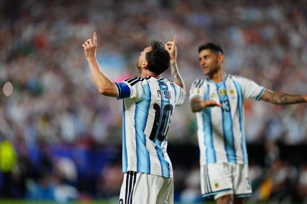 Messi Arjantin'de süper başladı, Cezayir'e gol oldu yağdı 9