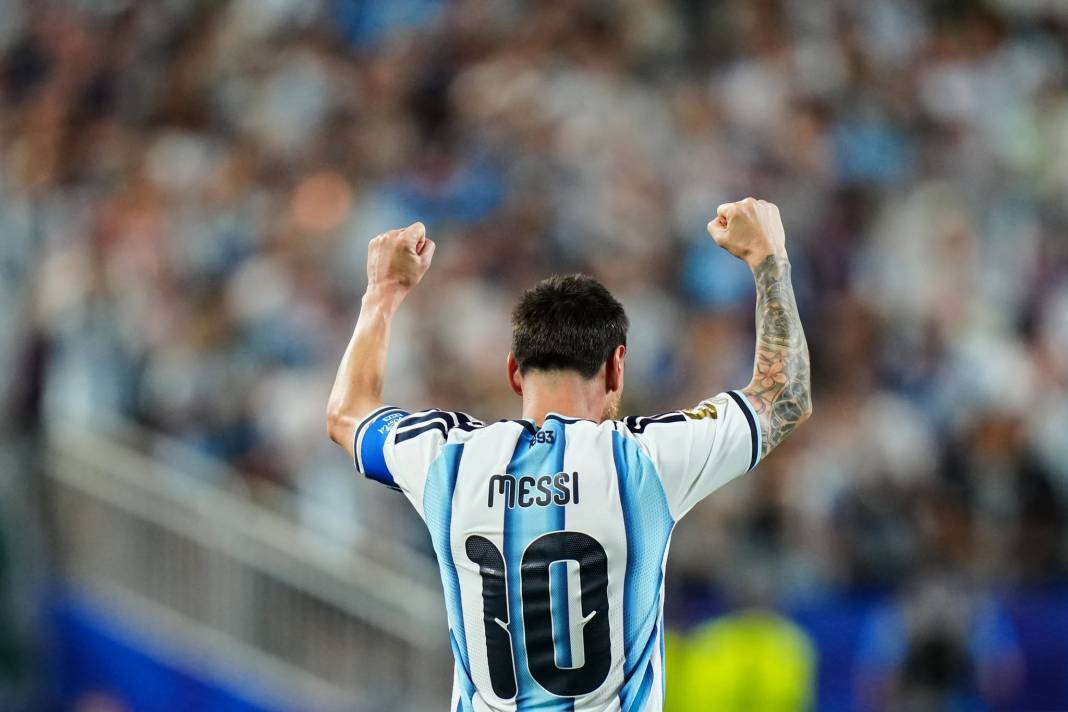 Messi Arjantin'de süper başladı, Cezayir'e gol oldu yağdı 7