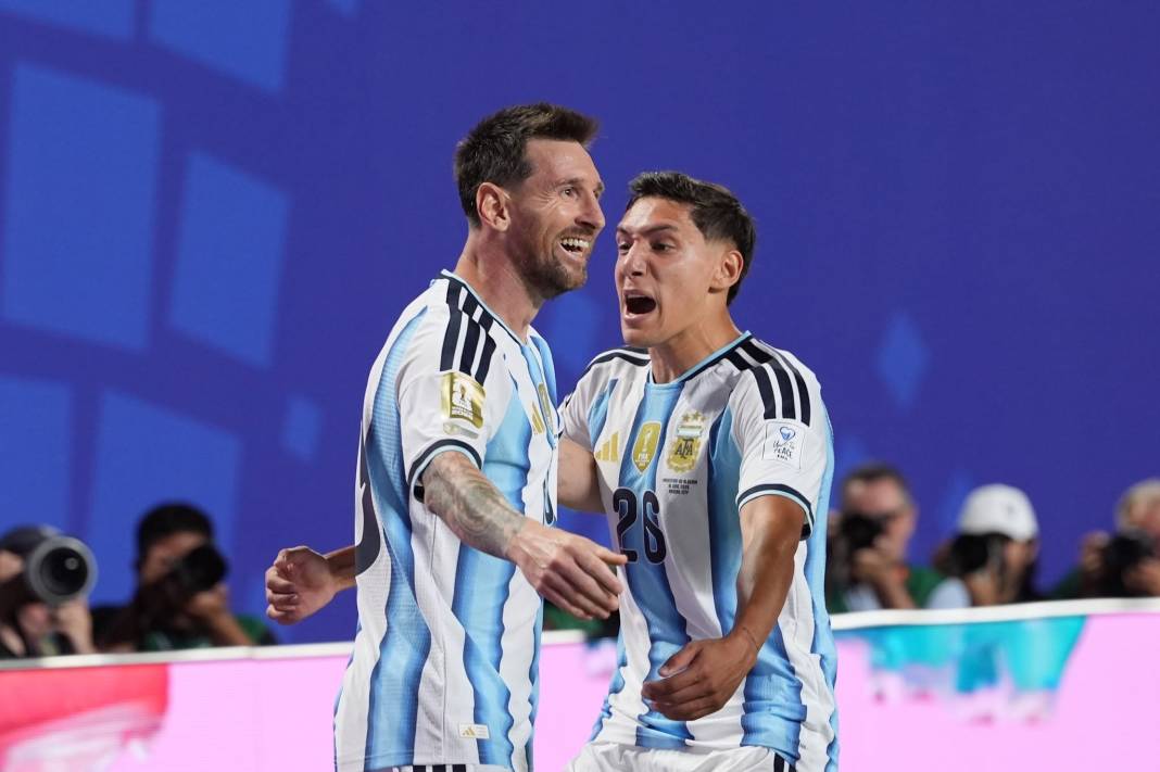 Messi Arjantin'de süper başladı, Cezayir'e gol oldu yağdı 6