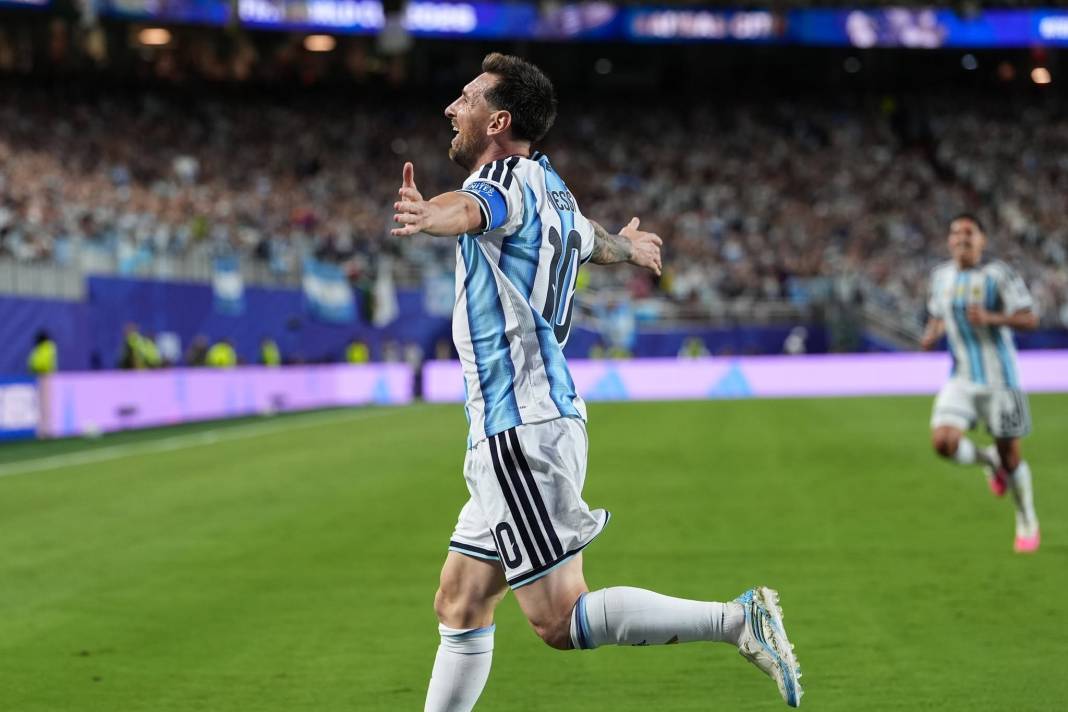 Messi Arjantin'de süper başladı, Cezayir'e gol oldu yağdı 5