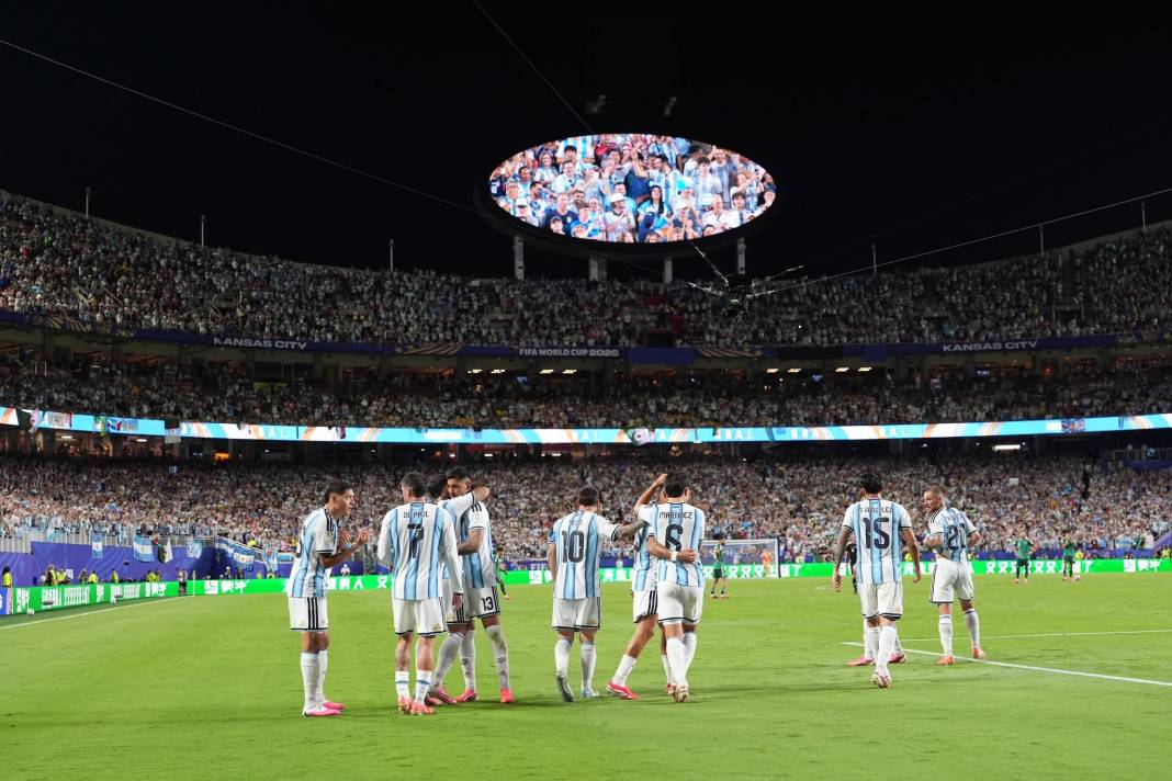 Messi Arjantin'de süper başladı, Cezayir'e gol oldu yağdı 4