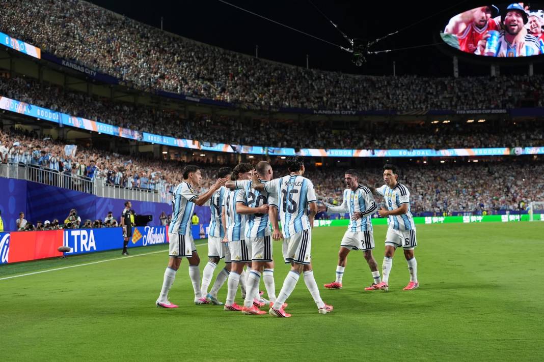 Messi Arjantin'de süper başladı, Cezayir'e gol oldu yağdı 1