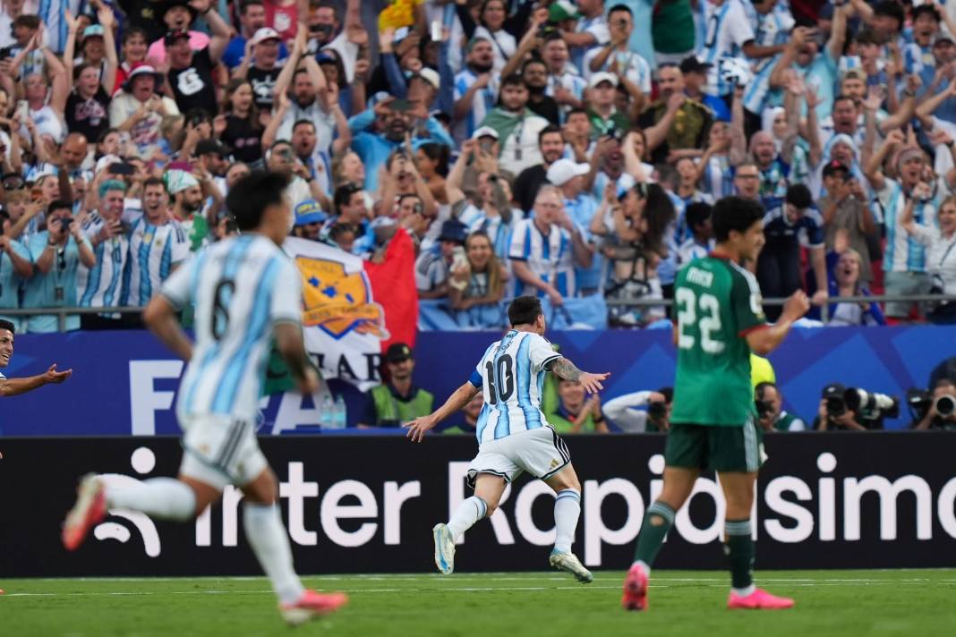 Messi Arjantin'de süper başladı, Cezayir'e gol oldu yağdı 3