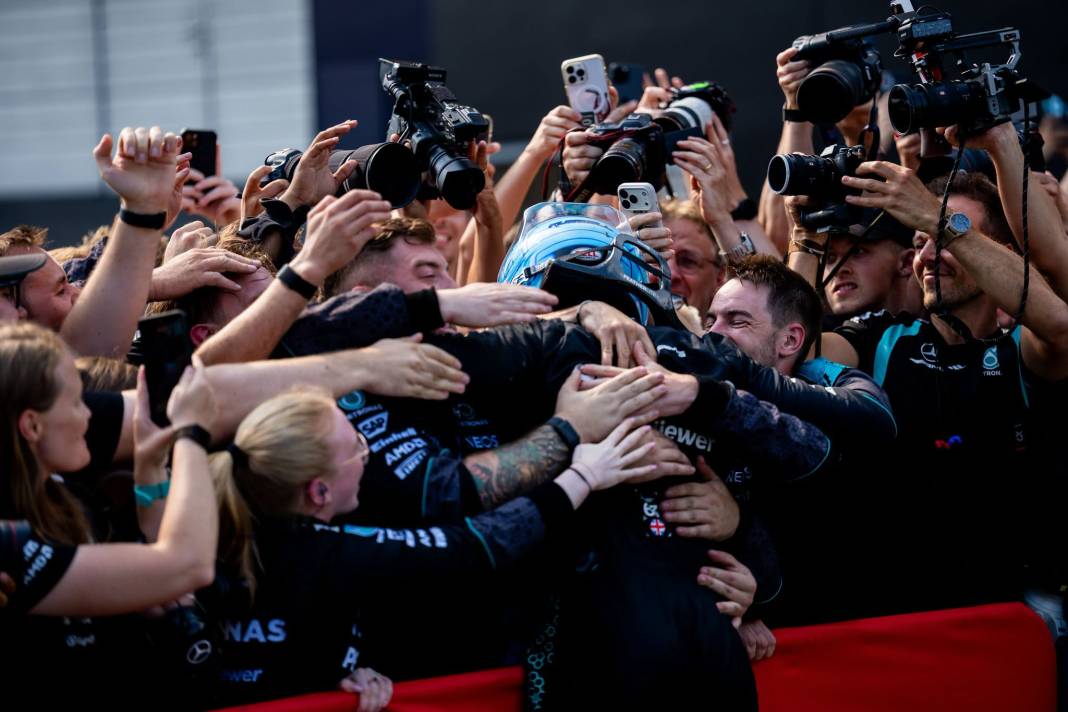 Formula 1'de Russell 'rüzgar' gibi esti 8