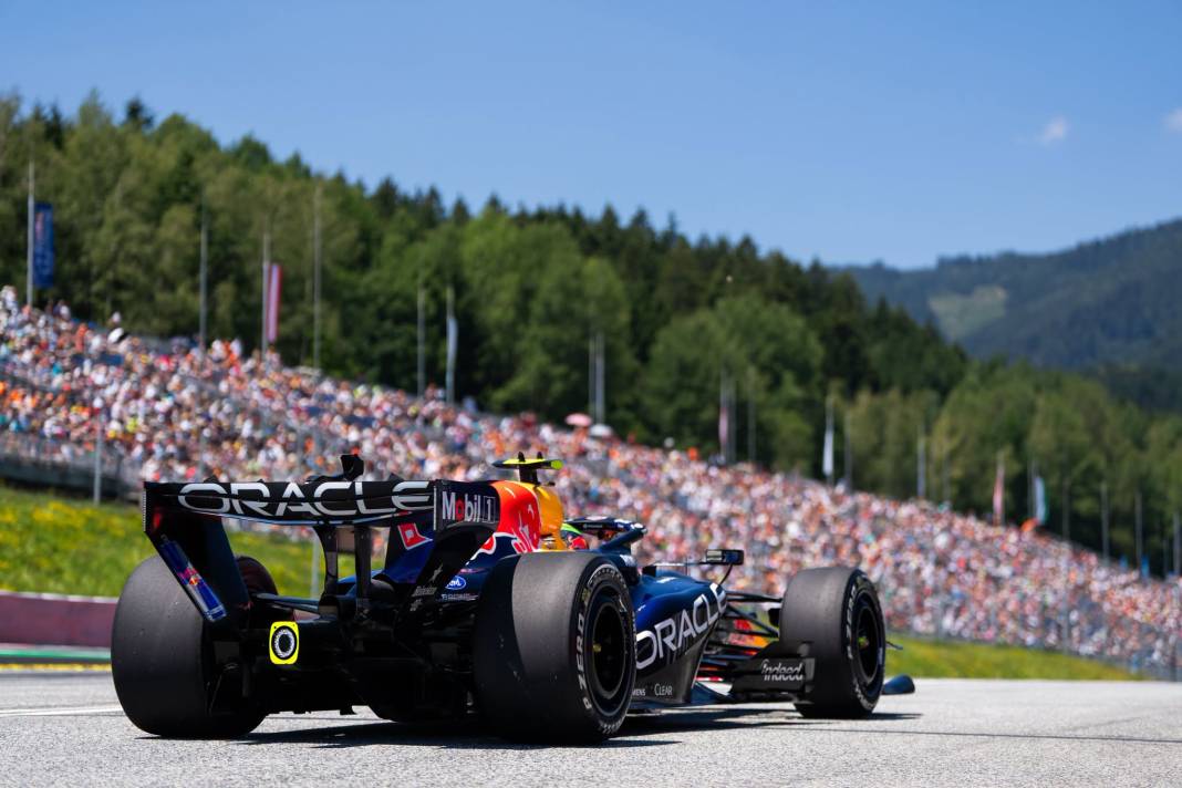Formula 1'de Russell 'rüzgar' gibi esti 3