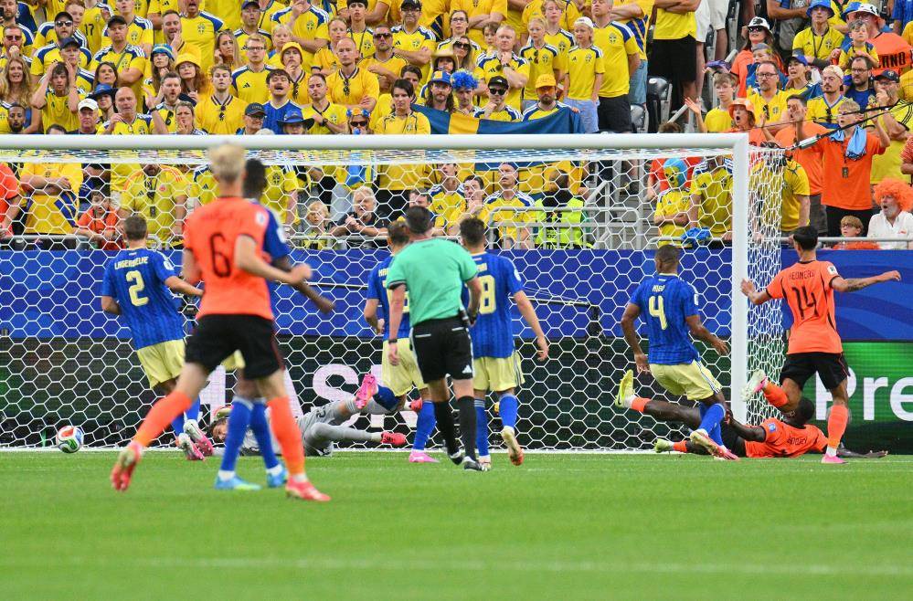 Hollanda İsveç'e patladı (5-1) 4