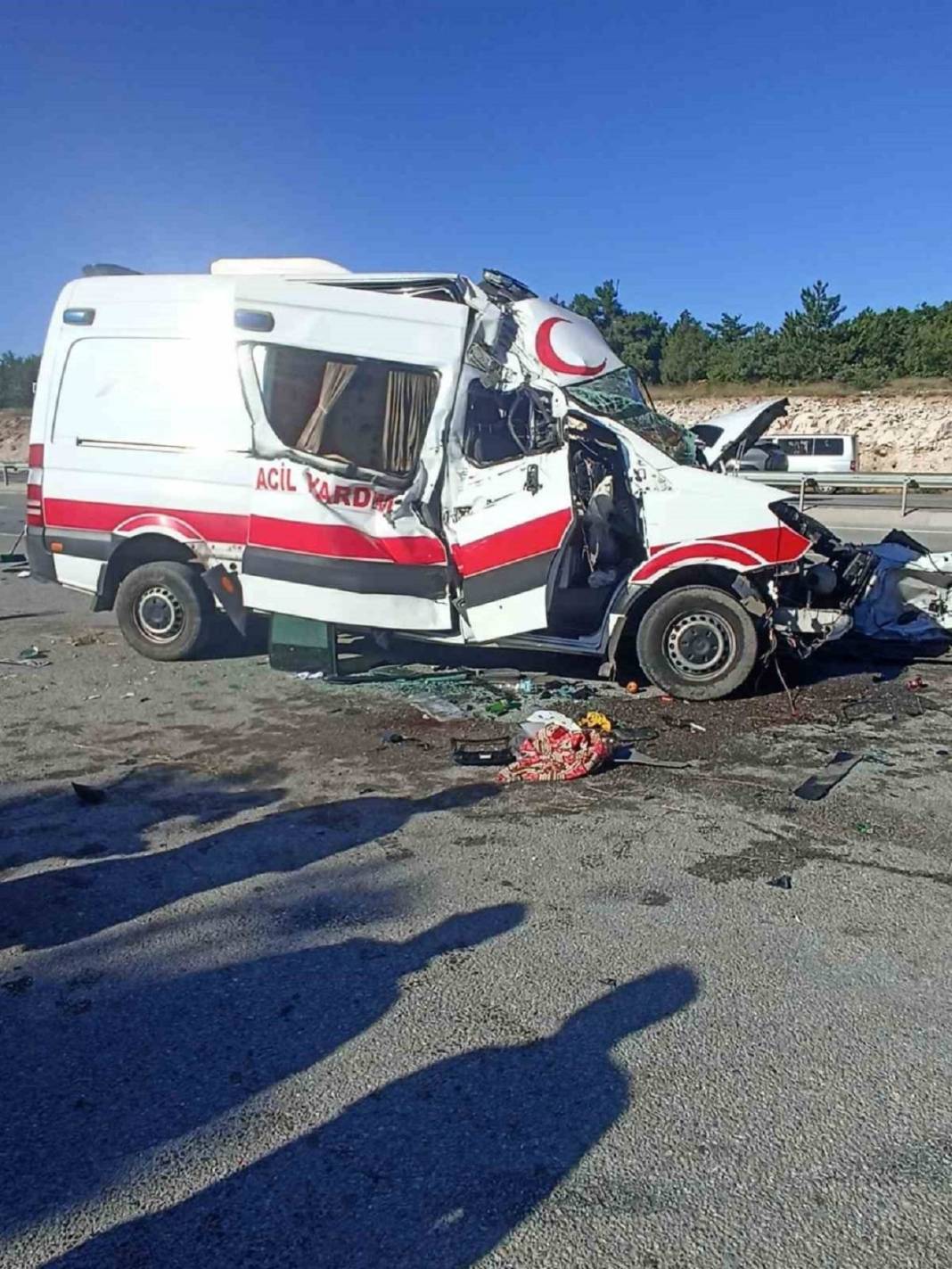 Ambulans, TIR'a çarptı: Hasta öldü, yaralılar var! 4