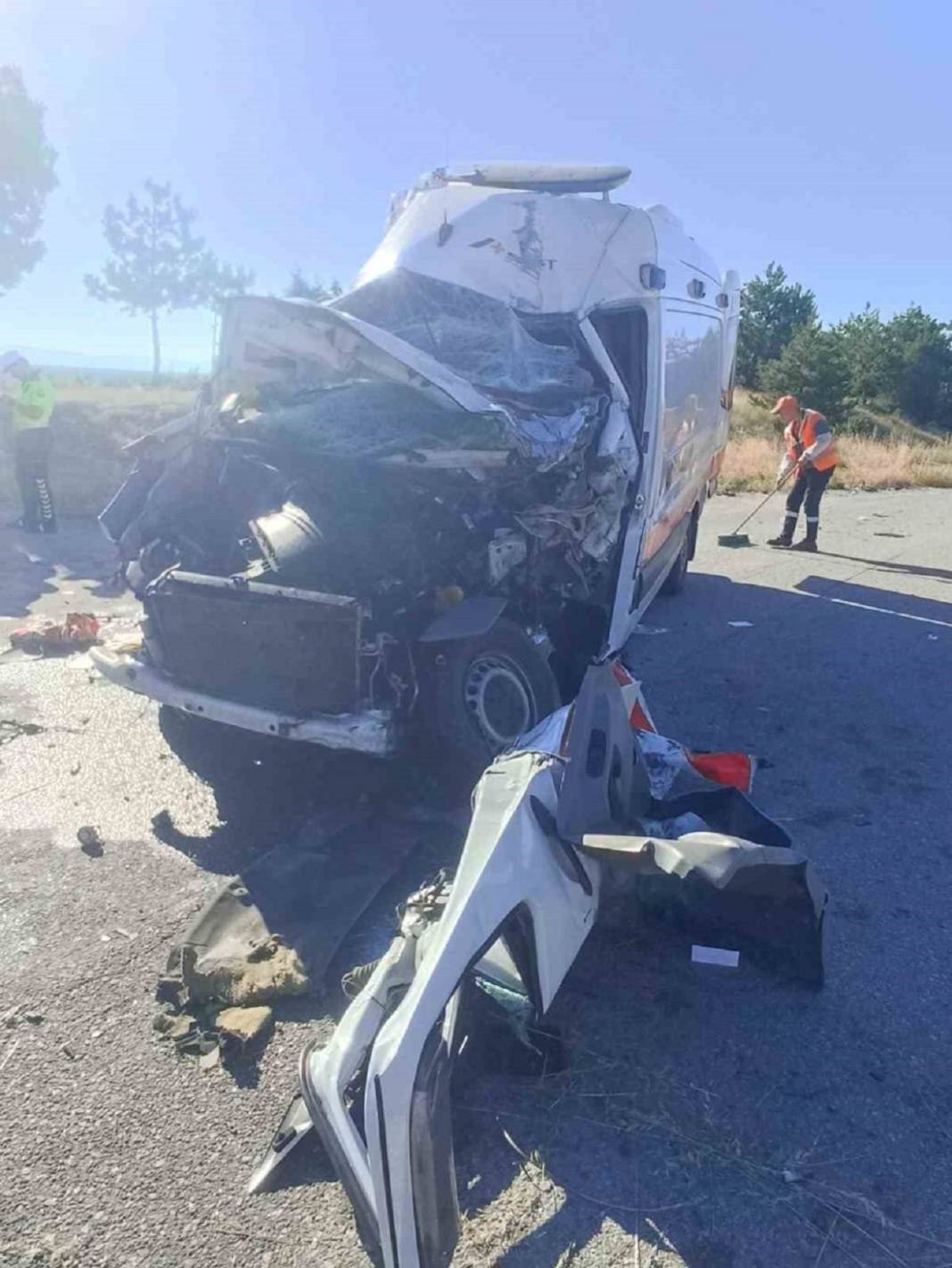 Ambulans, TIR'a çarptı: Hasta öldü, yaralılar var! 3