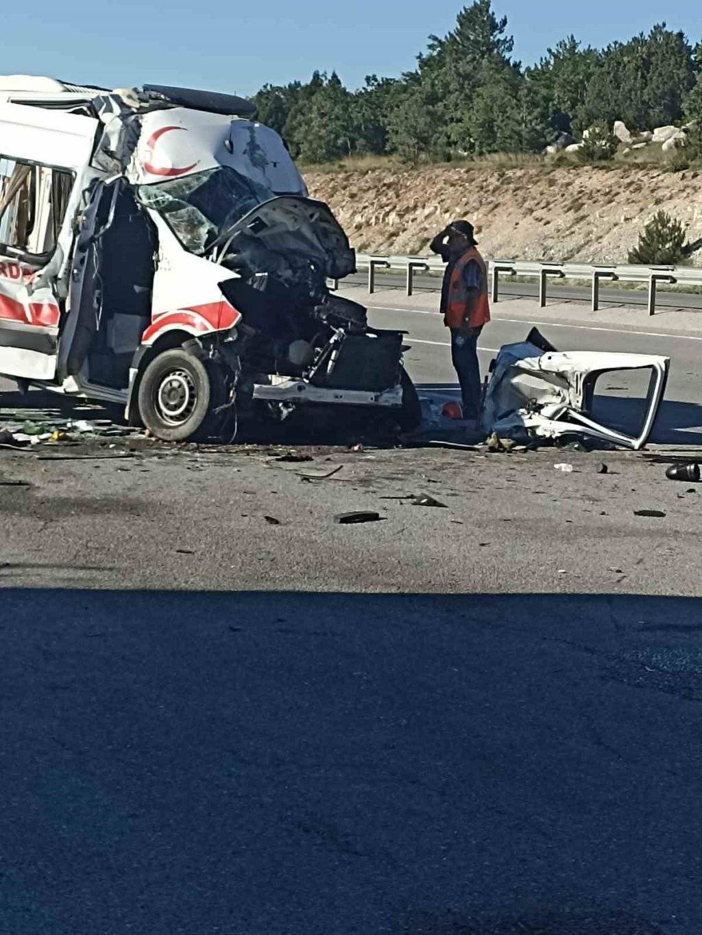 Ambulans, TIR'a çarptı: Hasta öldü, yaralılar var! 2