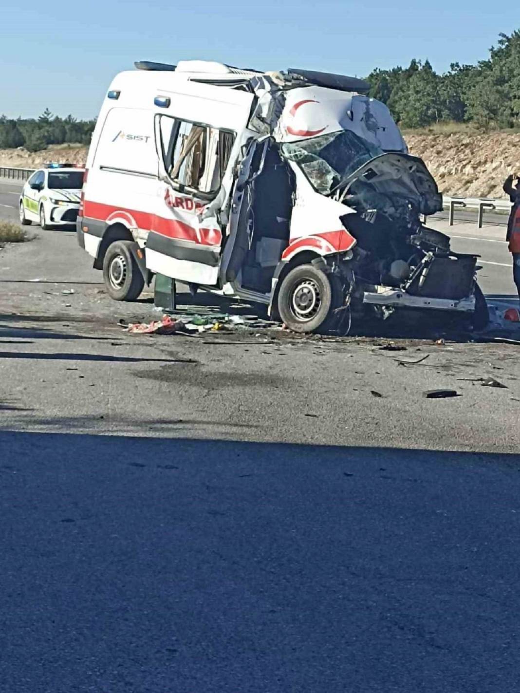 Ambulans, TIR'a çarptı: Hasta öldü, yaralılar var! 1
