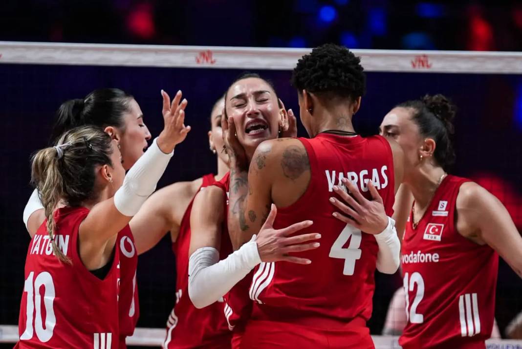 Şampiyon olan Filenin Sultanları'ndan galibiyet kareleri... 5