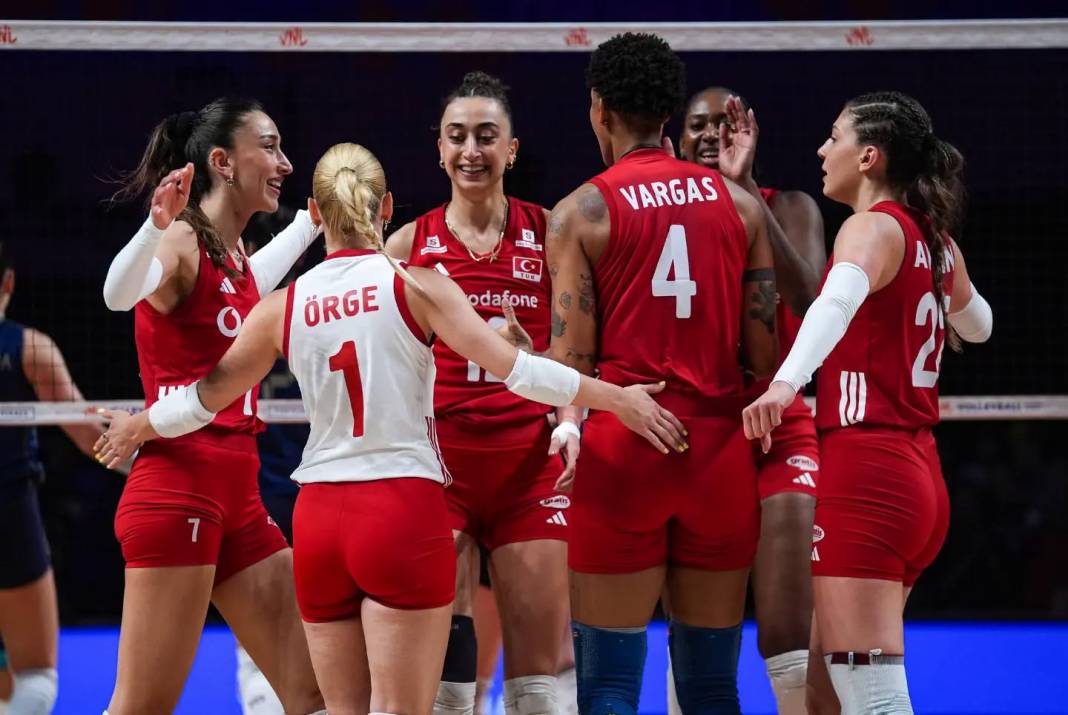 Şampiyon olan Filenin Sultanları'ndan galibiyet kareleri... 8