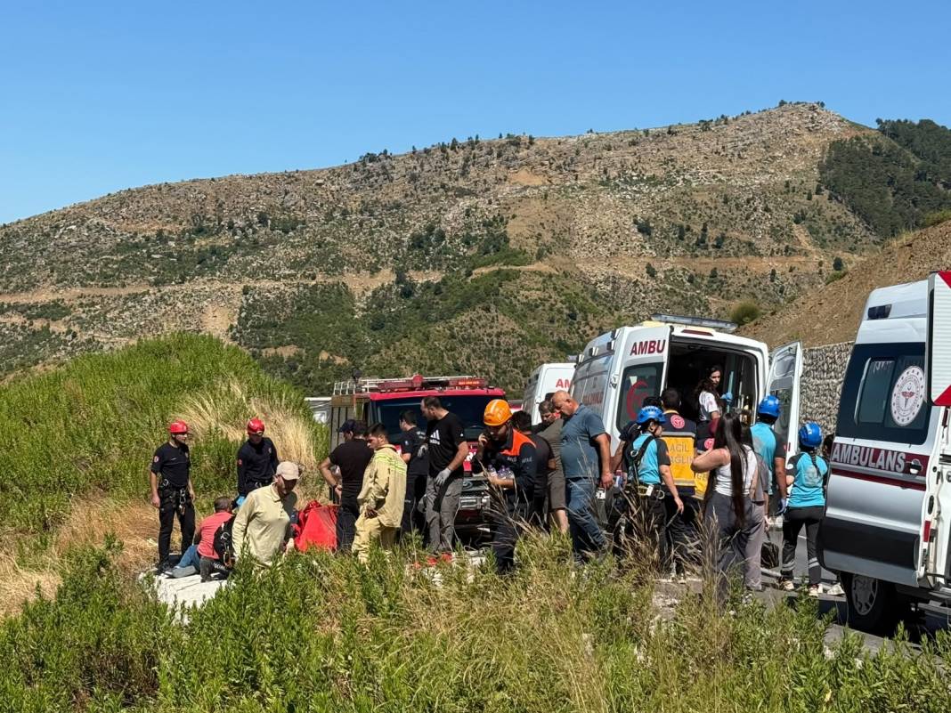 Konya yolunda korkunç kaza! Uçurumdan yuvarlandı, 5 kişiye mezar oldu 1