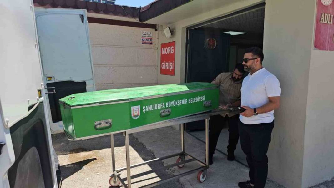 Boş arazide battaniyeye sarılı erkek cesedi bulundu 1