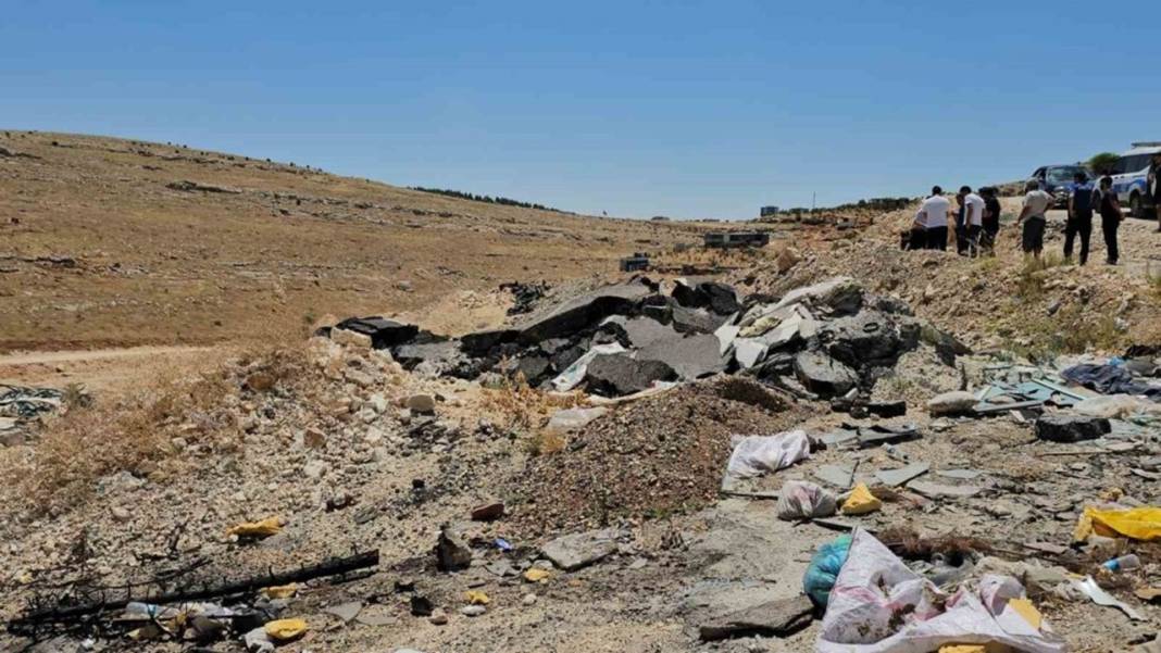 Boş arazide battaniyeye sarılı erkek cesedi bulundu 2