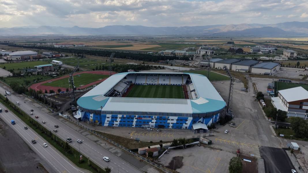 Erzurum Stadyumu depremden sonra kapılarını açıyor 3