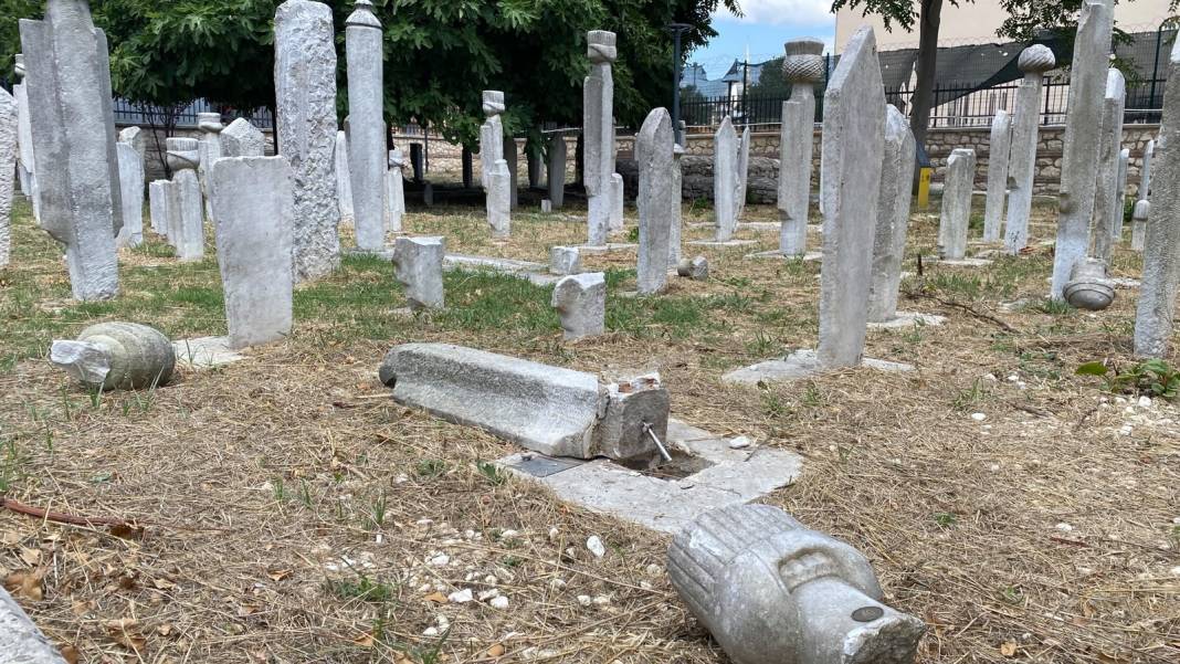 Gece vakti, 7 mezar taşına tekme atıp mezar taşlarını kırdı 2