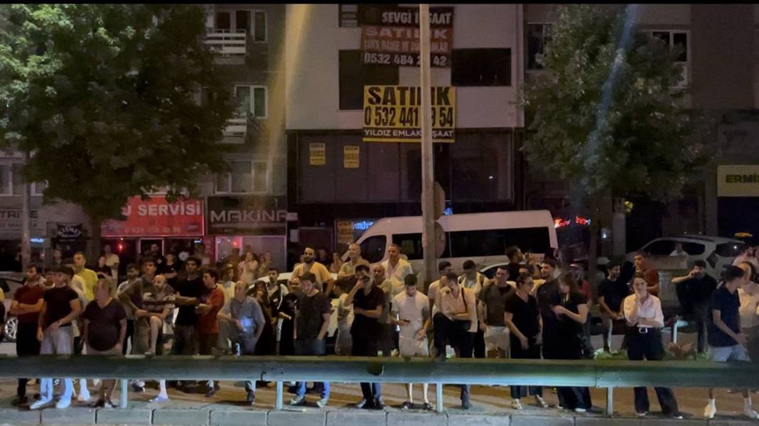 Ulaşımı kilitleyen olay: "Düşmanlarım var" dedi, direğe çıktı 7
