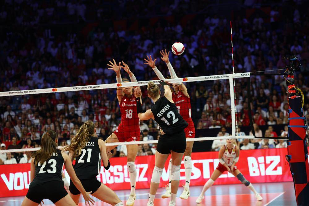 A Milli Kadın Voleybol Takımı Almanya'ya kök söktürdü 14