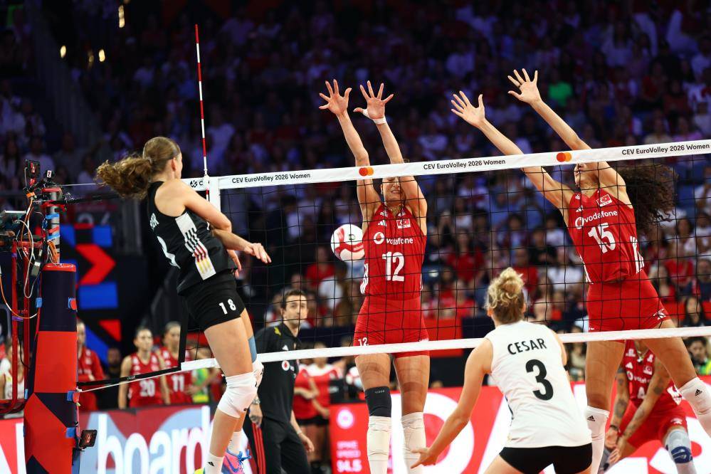 A Milli Kadın Voleybol Takımı Almanya'ya kök söktürdü 12